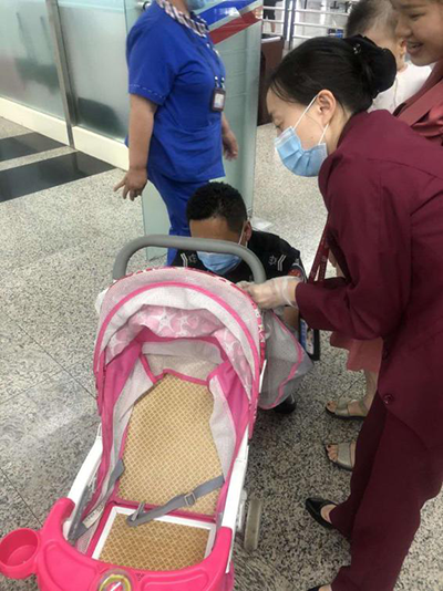圖片1.png“真情服務(wù)”是讓旅客更加安心、放心、舒心的出行。行查室作為部門進港服務(wù)的最后一個環(huán)節(jié)，在日常工作中也很注重服務(wù)細節(jié)。6月10日，行查室工作人員幫助旅客打開嬰兒車，為她排憂解難。.png