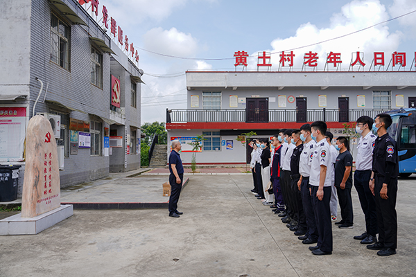 “助力鄉(xiāng)村振興，踐行艱苦奮斗” 將新員工黨性教育活動(dòng)搬到對(duì)口幫扶村1.jpg