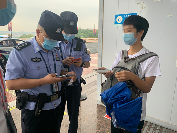 安檢站查獲一旅客冒用他人健康碼、核酸證明副本.jpg